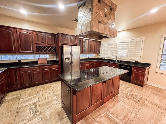 Building Photo - Stunning 5 bed/ 3.5 Bath in Pleasant Valley