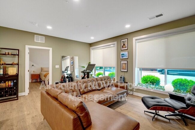 Building Photo - 635 Slaters Ln