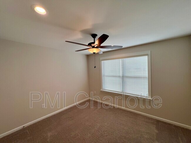 Building Photo - 1135 Overlake Dr