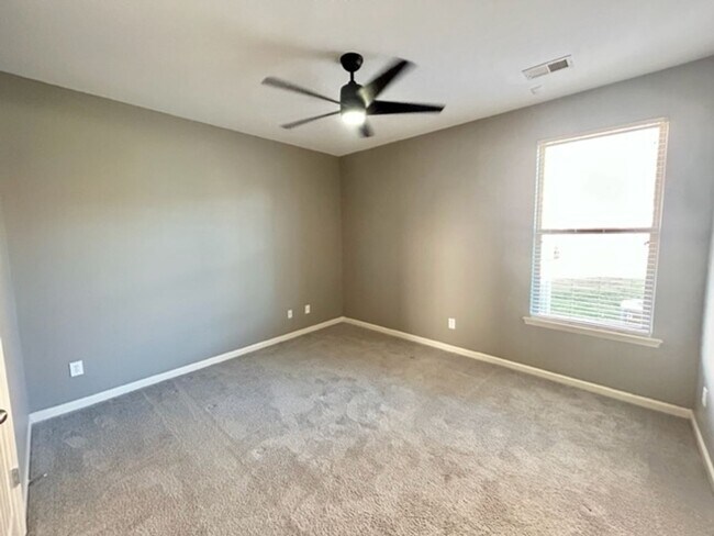 Building Photo - Beautiful 4 Bedroom 3 Bath Home in Lake Forest!