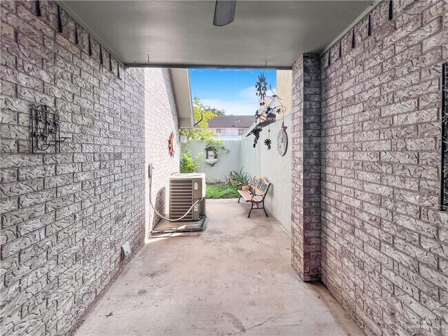 Building Photo - 21 S Casa Linda St