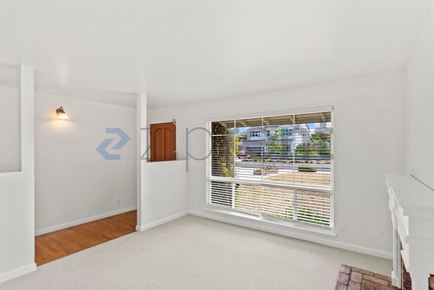 Building Photo - Unit