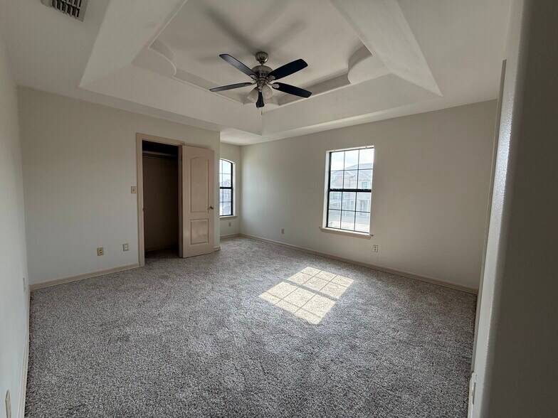 Building Photo - 1502 W Kiwi