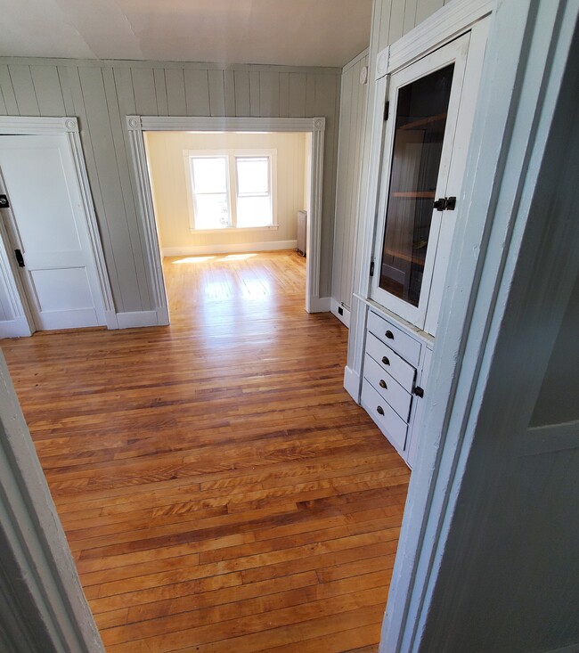 Large dining room with built-in - 252-3 Laurel St