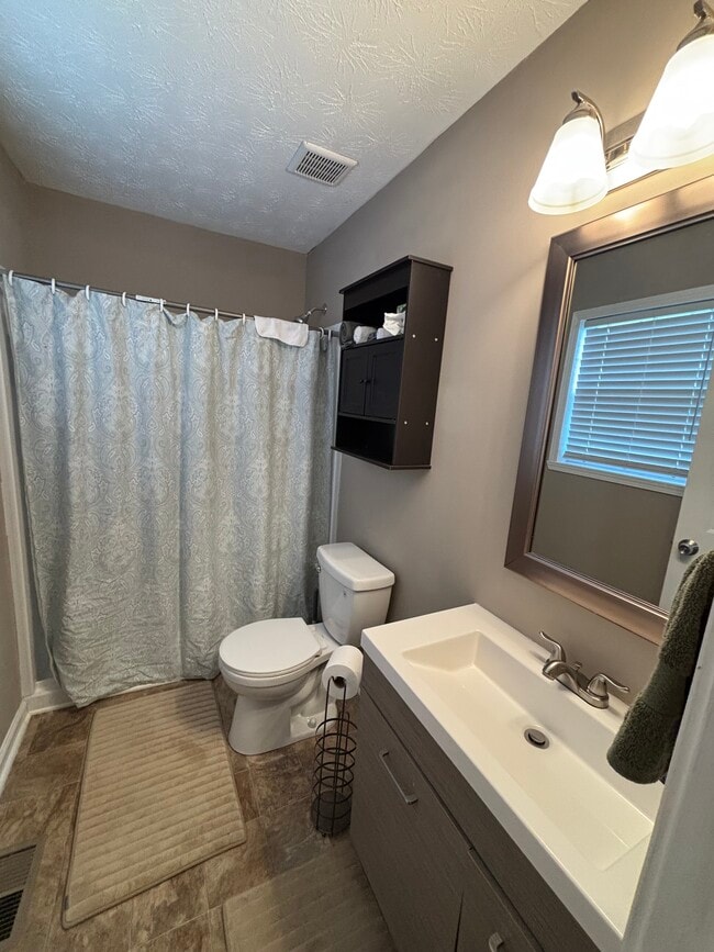 Building Photo - 608 Lakeview Dr