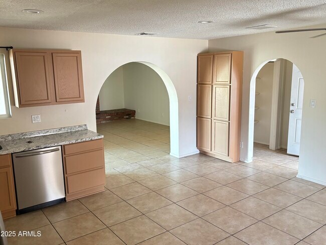 Building Photo - 7320 W Rose Ln