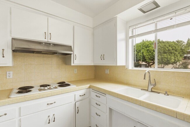 Building Photo - HUGE 2 bed 2 bath in Prime Santa Monica!