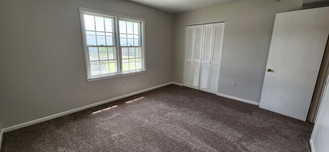 Building Photo - Upper Level One Bedroom Apartment w Covere...