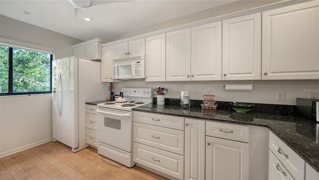 Building Photo - 1611 Clower Creek Dr