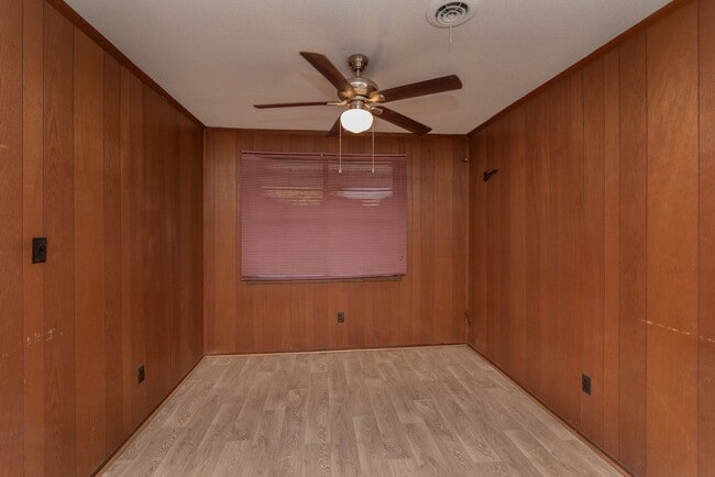 Building Photo - $1,120 - 3 bed/2 bath house in Turpin Hill, with fenced back yard! Section 8 Welcome!