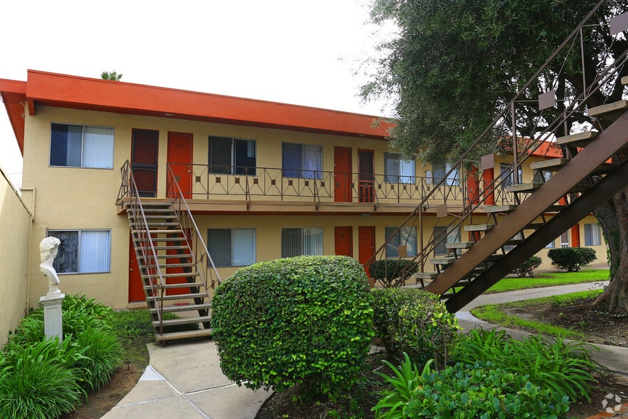 Americana and Il Pompeii 3635 Artesia Blvd Torrance CA 90504