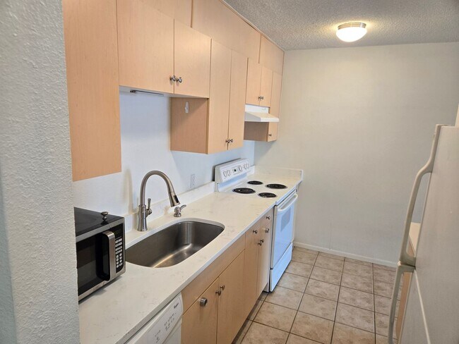 Building Photo - Charming 1-Bedroom Condo in the Heart of Denver's University Neighborhood