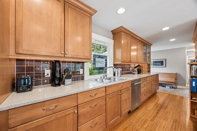 Building Photo - Normandy Park - Modern and Spacious!