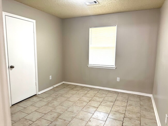 Building Photo - 6475 Yorkshire Rd