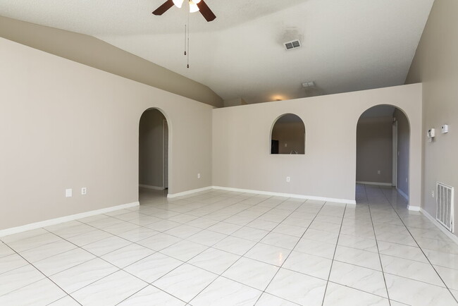 Building Photo - 470 Breezeway Dr