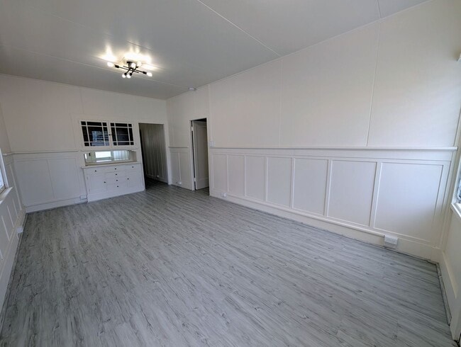 Building Photo - Centrally located 2 Bed, 1.5 Bath house in...