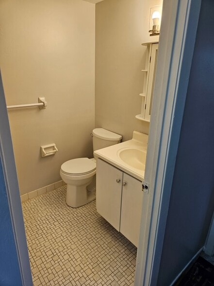 hall bath w/ tub shower - 7821 Bradford St