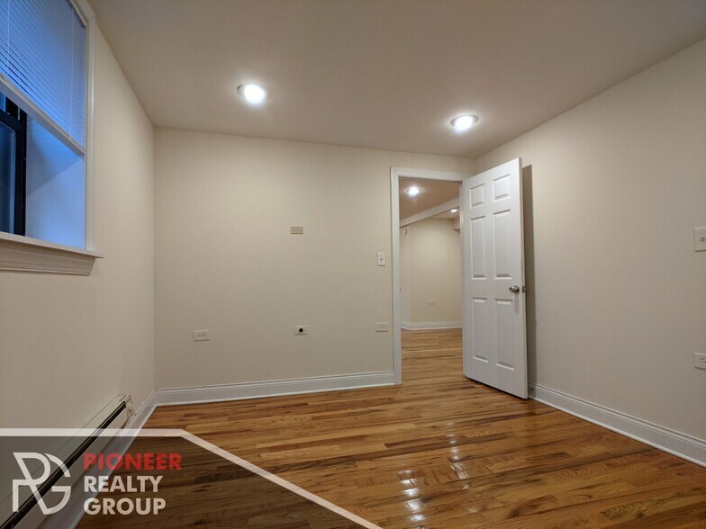 Building Photo - 1129 W Oakdale Ave