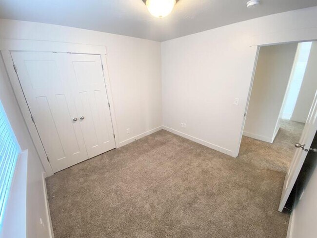 Building Photo - 521 N 20 W