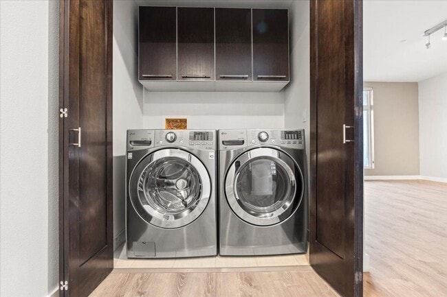 Building Photo - Stunning Modern 2 Bedroom, 2 Bathroom Home!