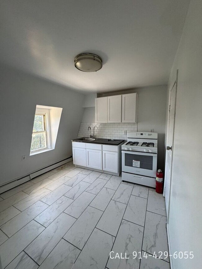 Building Photo - 12 Vineyard Ave