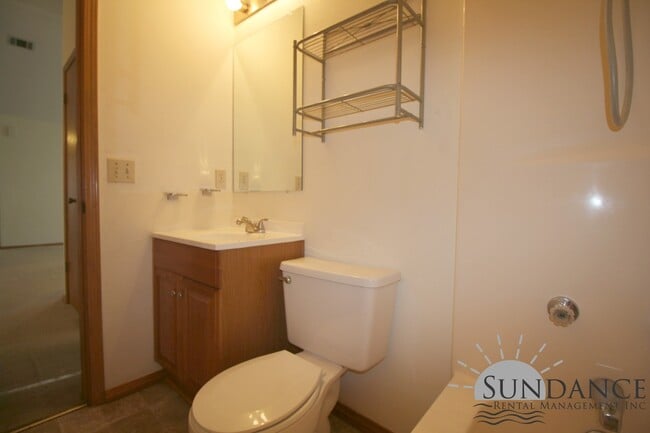 Building Photo - Nice 3 Bedroom Home Close to Both Bases