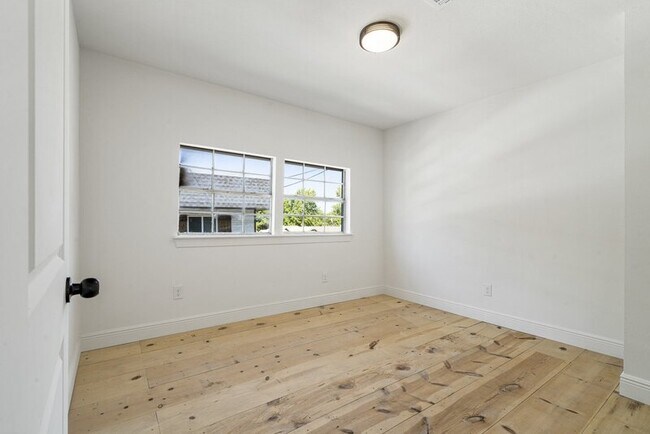 Building Photo - 2622 E 8th St