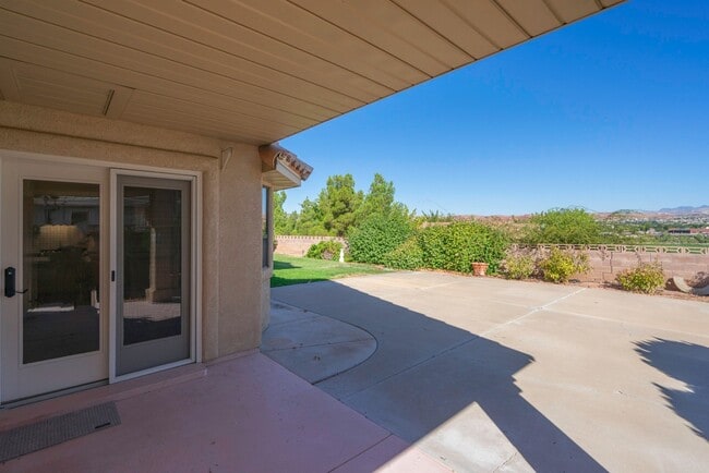 Building Photo - Spacious 6 Bedroom Home with a Balcony!