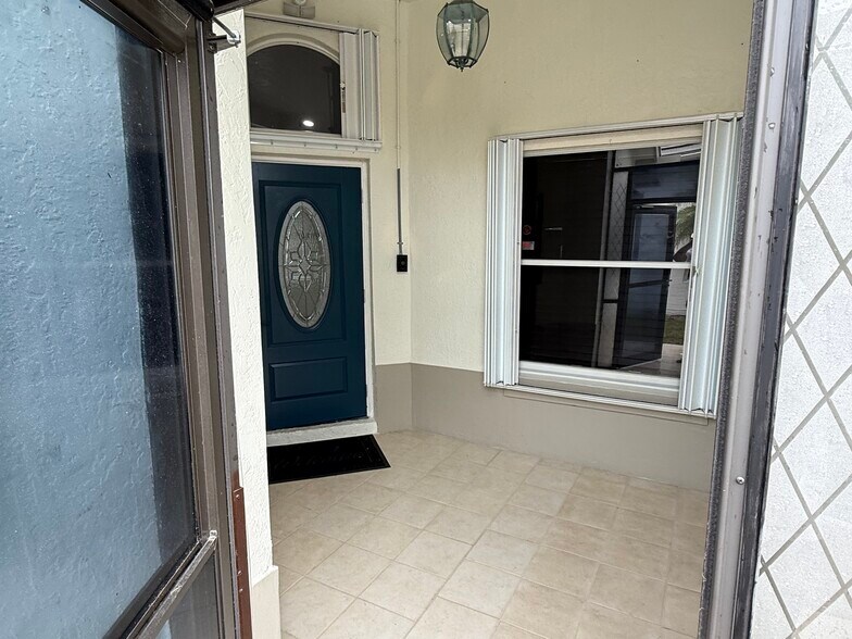 Foyer - 7927 Manor Forest Blvd