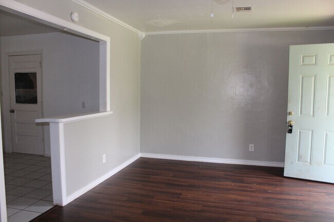 Building Photo - Comfy & Practical!
