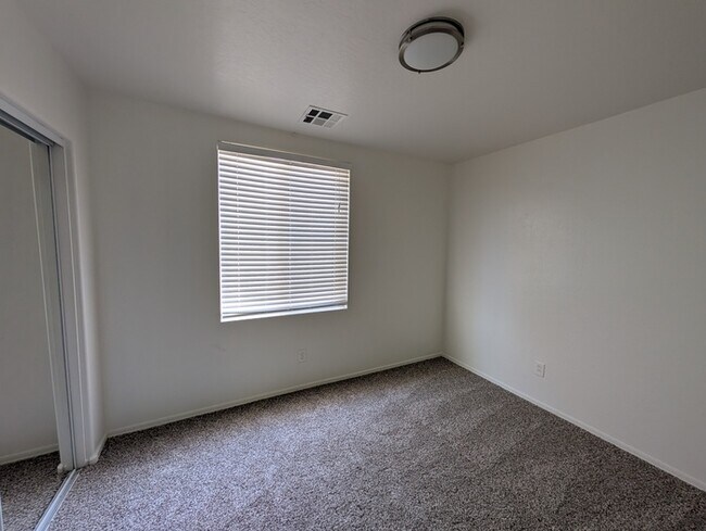 Building Photo - Tramonto Townhome - Tri-level