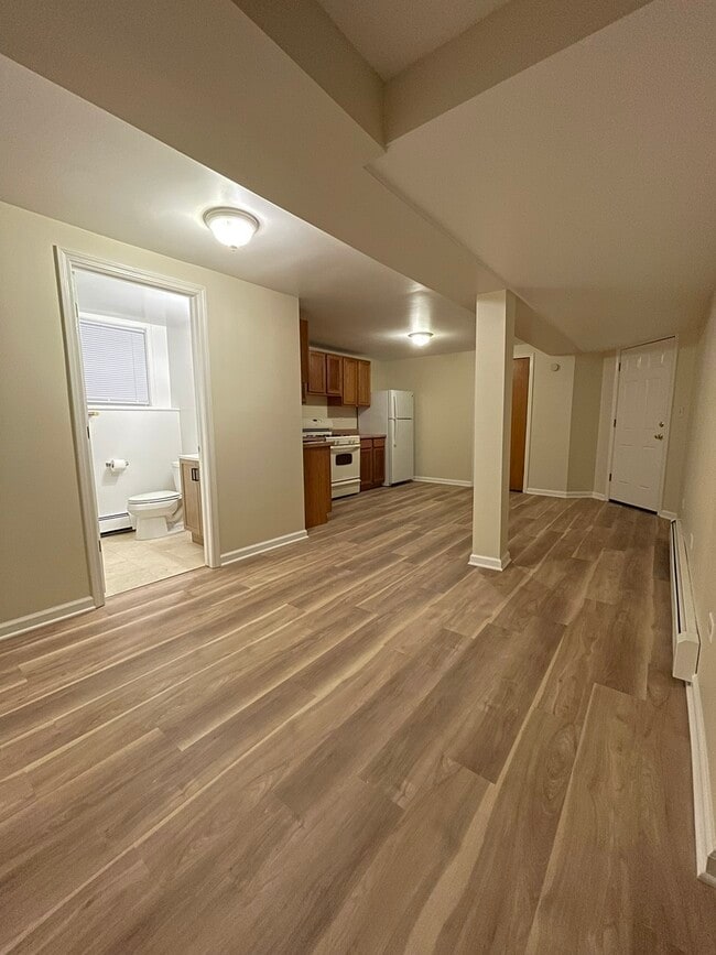 Building Photo - 6125 W Rosedale Ave