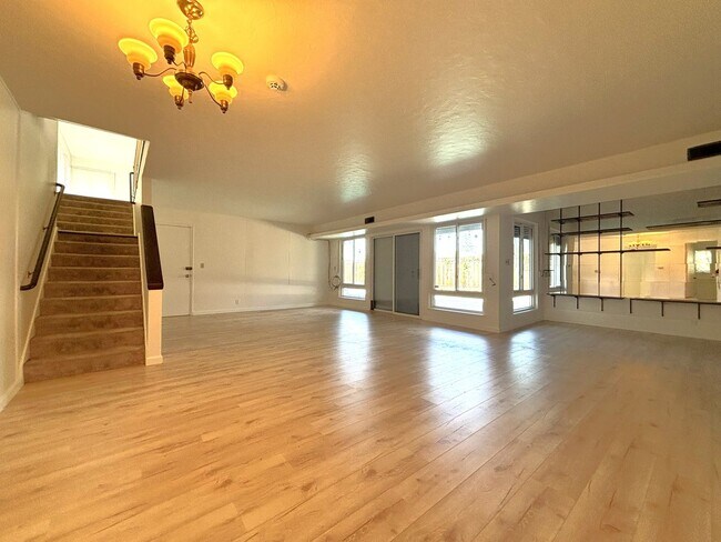 Building Photo - Hayward Hills Home is beautiful location, ...