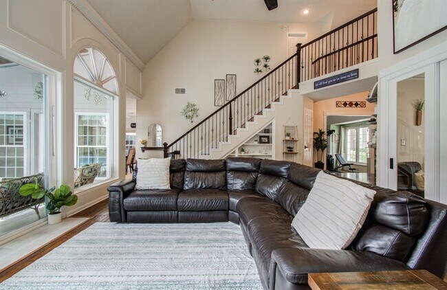 Building Photo - 11311 Chevy Chase Dr