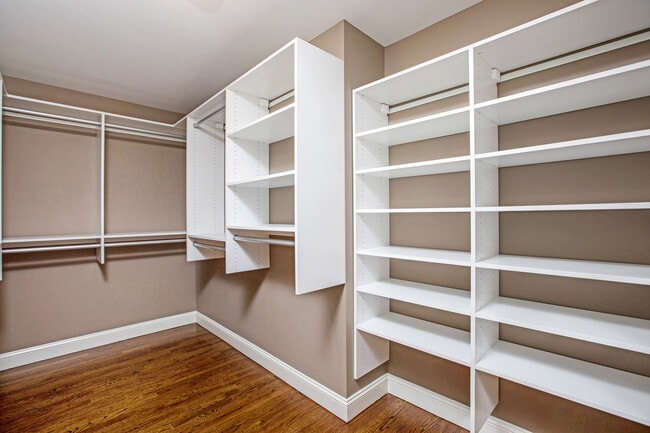 Building Photo - 423 English Pl