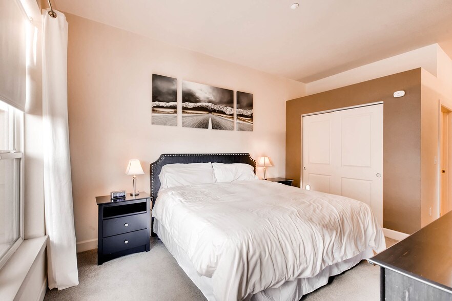 Building Photo - 5677 S Park Pl