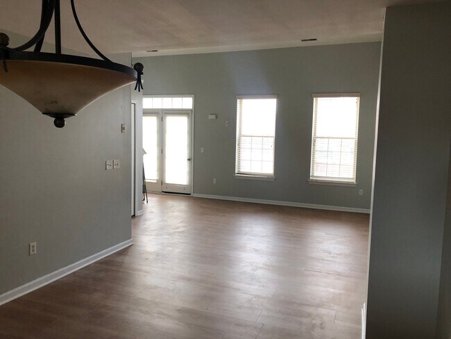 Building Photo - 1112 Fountain View Cir