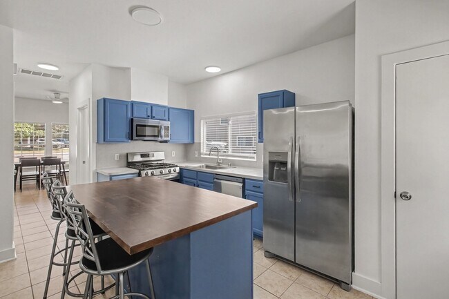 Building Photo - 800 Lightningbug Ln