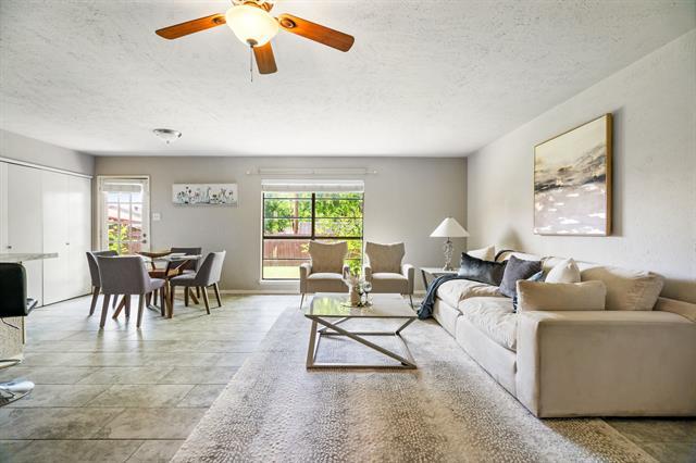 Building Photo - 122 W Way Dr