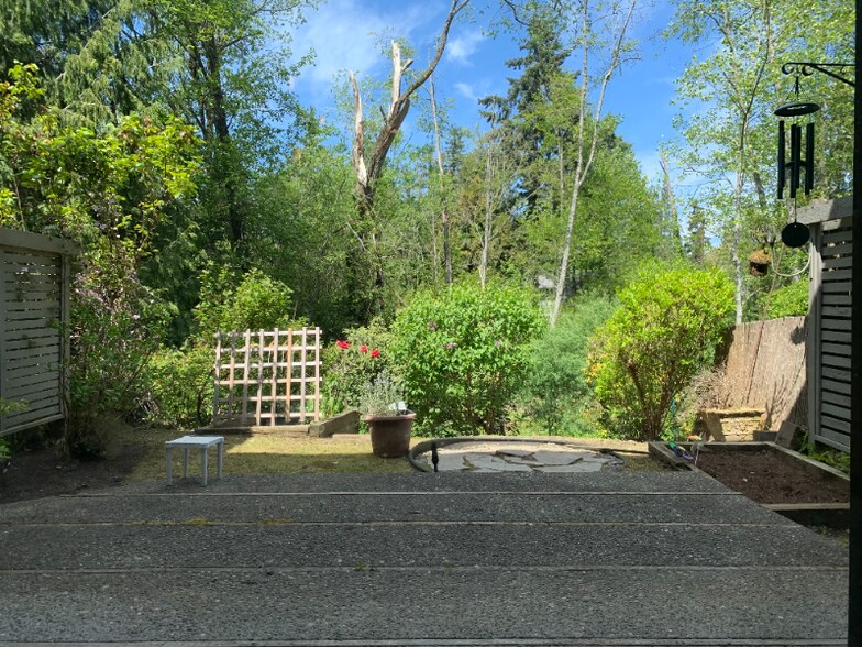 Building Photo - 22703 Lakeview Dr