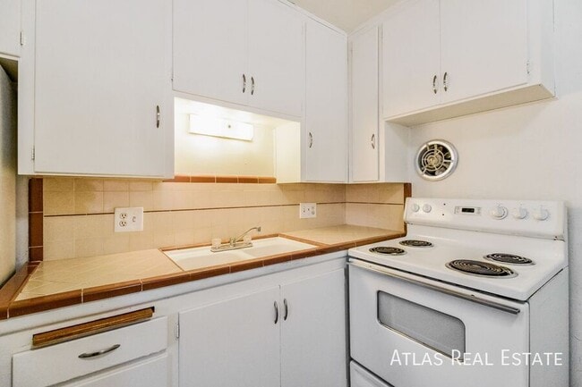 Building Photo - 1365 Emery St W