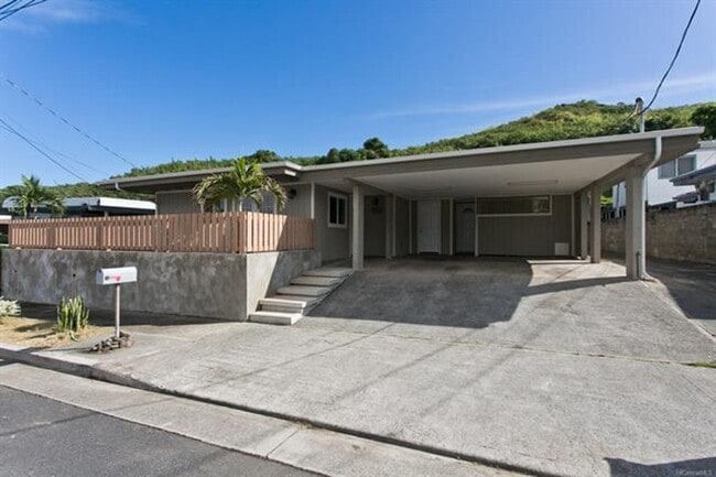 Building Photo - Available 08/16/2025! - Large 4 bedroom/2 ...