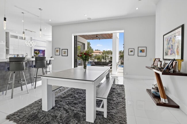 Building Photo - 334 Isle of Capri Dr