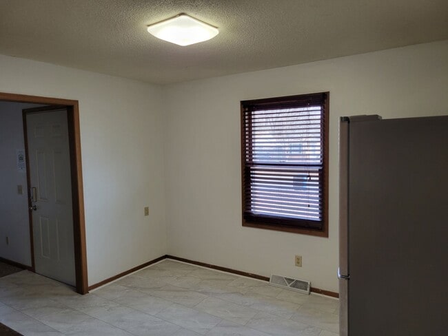 Building Photo - Modern 2 Bed / 1 Bath Home with Detached G...