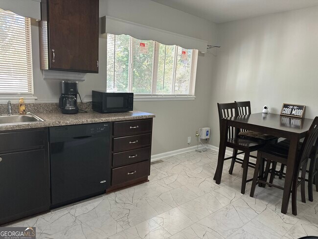 Building Photo - 1613 Apple Valley Dr