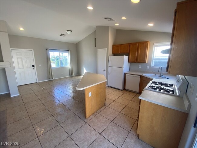 Building Photo - 2616 W El Campo Grande Ave