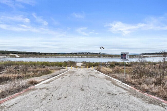 Building Photo - 2591 Lakeshore Dr