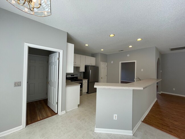 Building Photo - 3 bedroom, 2 bathroom home with 2-car gara...