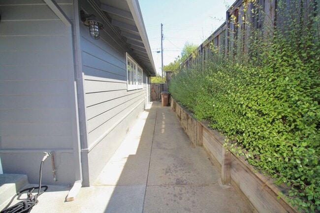 Building Photo - 49 Cushing Ave