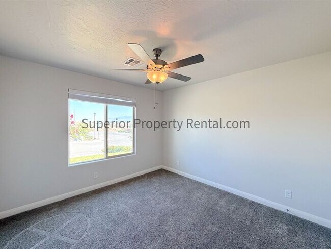 Building Photo - 4 bed, 2 bath home w/2car garage